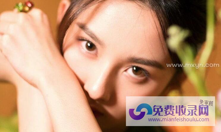 女人梦见好多红鱼在水里游 (女人梦见好多的小细蛇)